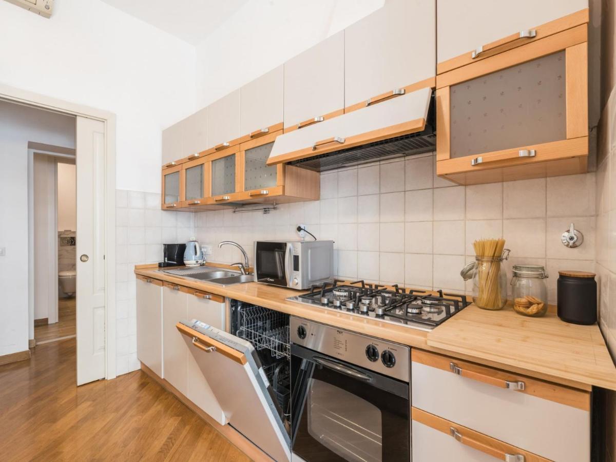 The Best Rent - Spacious Three-Bedroom Apartment Near The Colosseum Рим Экстерьер фото